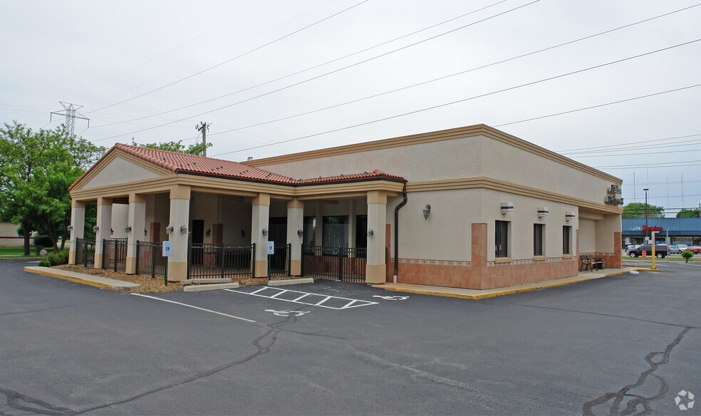 More Photos Of 5394 S 108th St, Hales Corners Restaurant For Lease