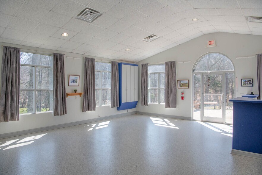 More Photos Of 719 New Hope Church Rd, Chapel Hill Veterinarian Kennel For Sale