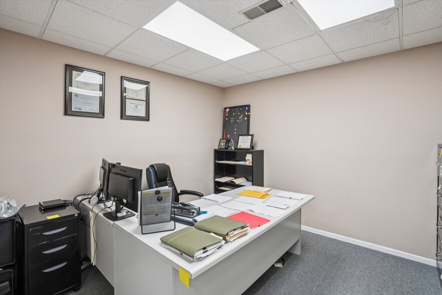 More Photos Of 2721 SW 30th St, Des Moines Office For Sale