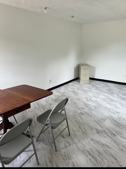 More Photos Of 9540 Tallmadge Rd., Diamond Land For Lease