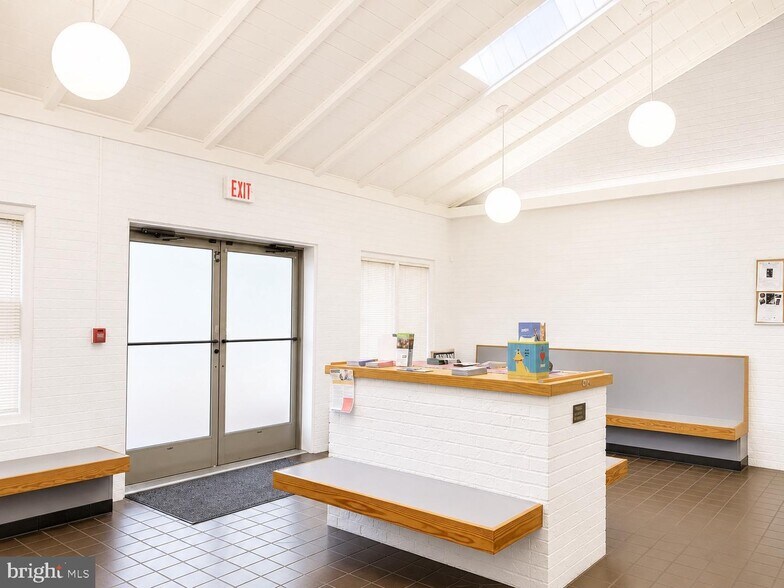 More Photos Of 404 Snow Hill Rd, Salisbury Veterinarian Kennel For Lease