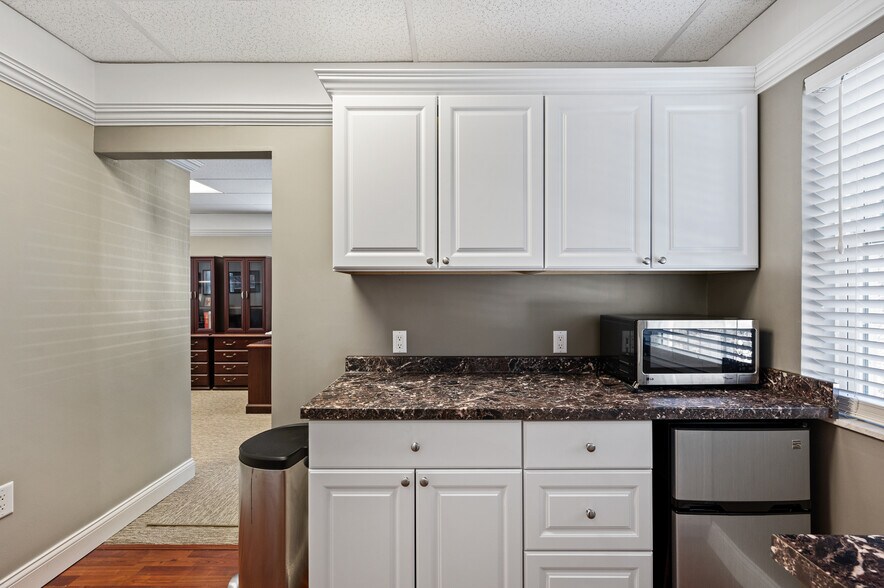 More Photos Of 450 Castle Shannon Blvd, Pittsburgh Storefront For Sale