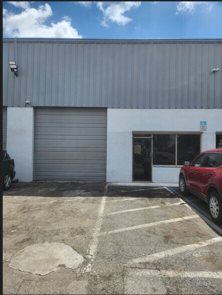 More Photos Of 7150 Devons Rd, Riviera Beach Warehouse For Lease