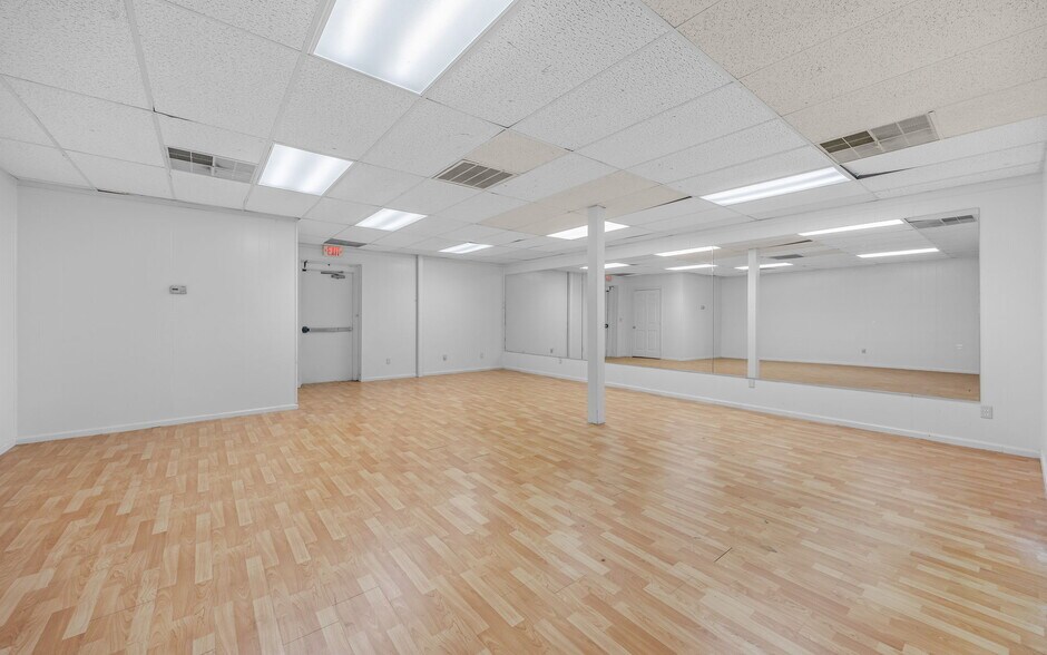 More Photos Of 105 S First Colonial Rd, Virginia Beach Flex For Sale