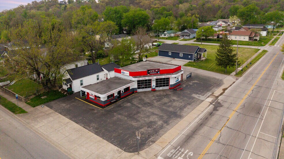 More Photos Of 833 W 7th St, New Albany Auto Repair For Sale
