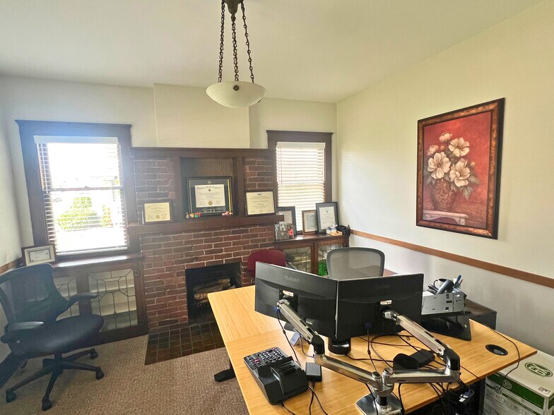More Photos Of 232 S Batavia Ave, Batavia Office For Sale