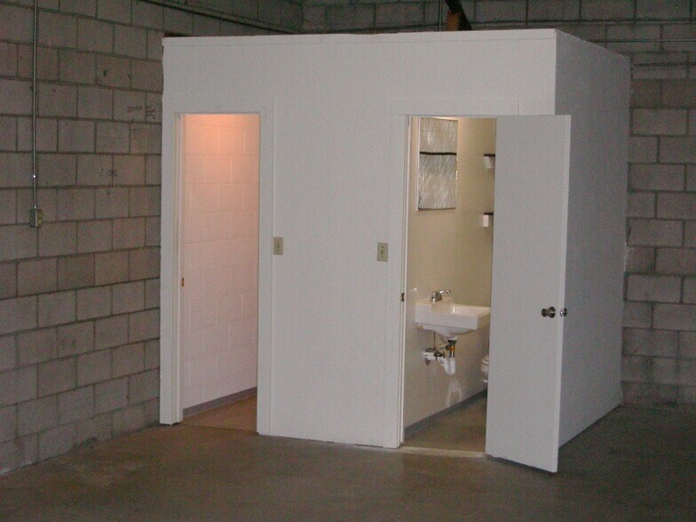 More Photos Of 4664 E Waterloo Rd, Stockton Warehouse For Lease