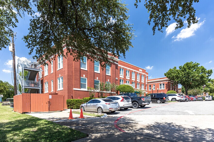 More Photos Of 808 S College St, McKinney Office For Sale