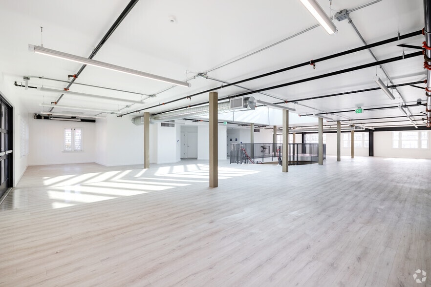 More Photos Of 1605 Ocean Front Walk, Santa Monica Storefront For Lease