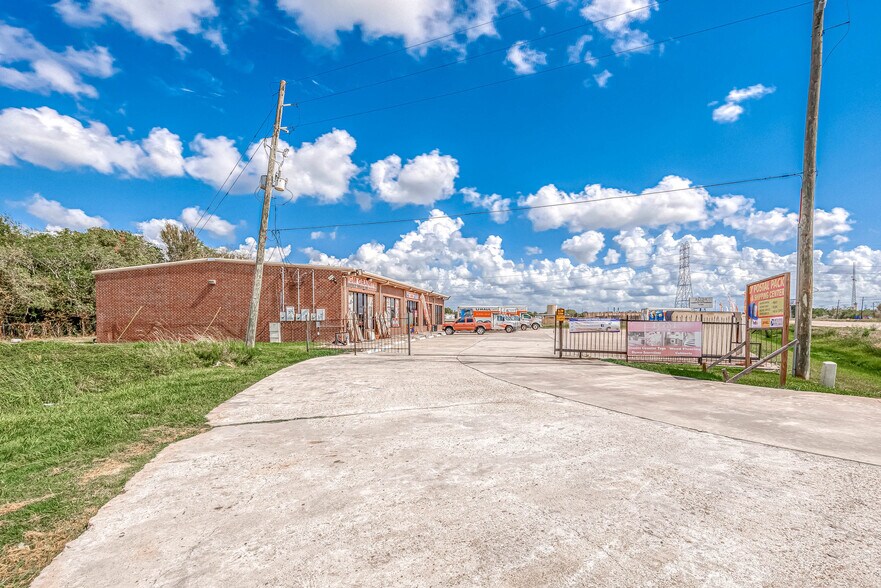 More Photos Of 15511 Highway 6, Rosharon Storefront Retail Office For Lease