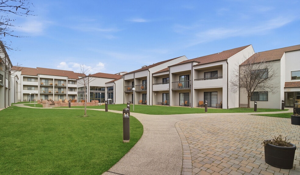 Primary Photo Of 100 West Algonquin Rd, Arlington Heights Hotel For Sale