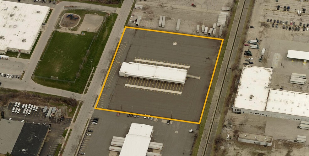 More Photos Of 819 W Carpenter Ave, Milwaukee Truck Terminal For Lease