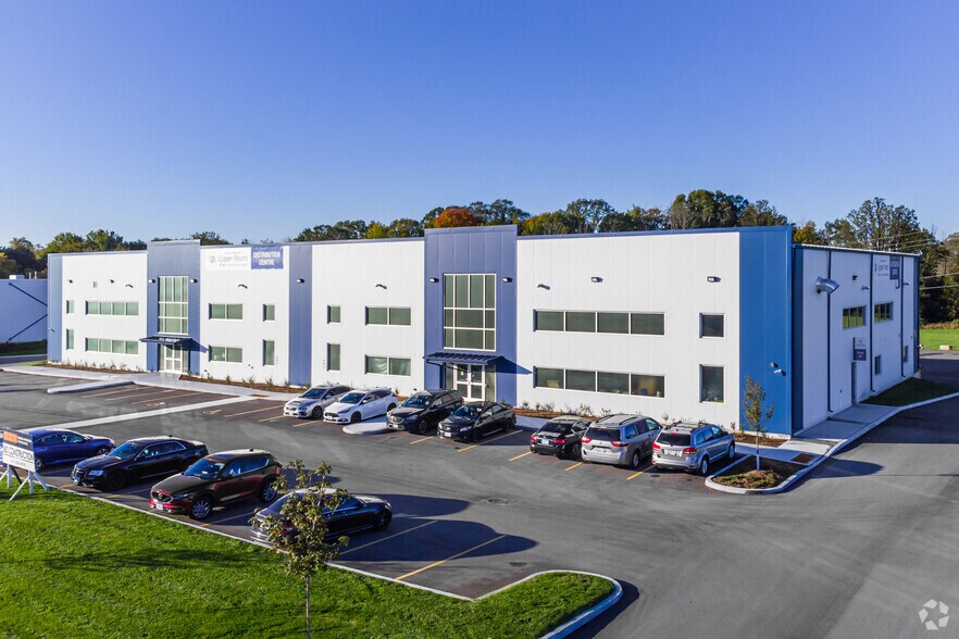 More Photos Of 2 Bill Leathem Dr, Ottawa Light Distribution For Lease