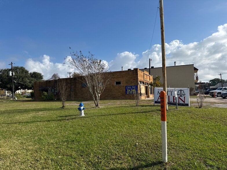 More Photos Of 130 W Myrtle St, Angleton Freestanding For Sale