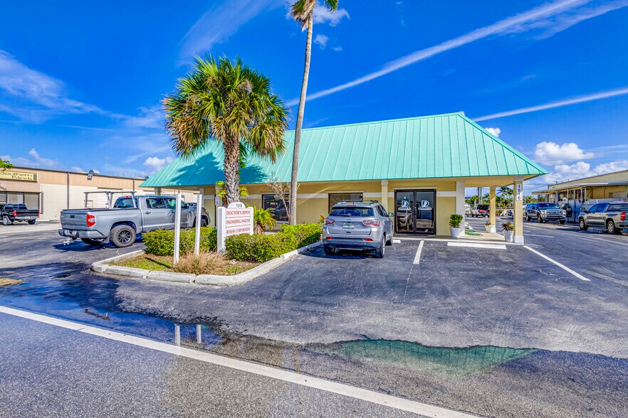 More Photos Of 1516 Cypress Dr, Jupiter Light Distribution For Lease