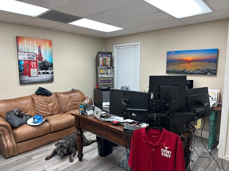 More Photos Of 12343 Hymeadow Dr, Austin Office Residential For Sale