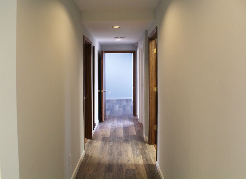 More Photos Of 1102-1108 Poplar Pl, Rogers Medical For Lease