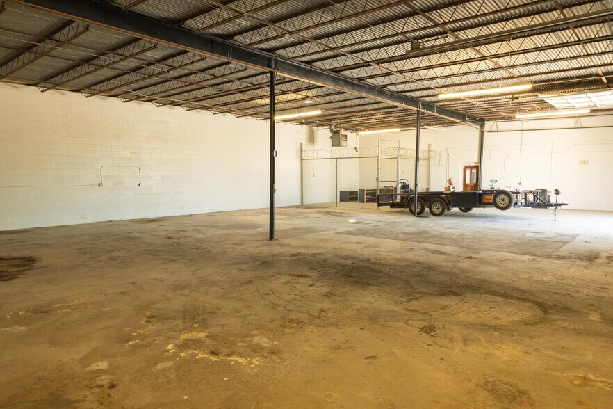 More Photos Of 307-311 Lombrano St, San Antonio Warehouse For Sale