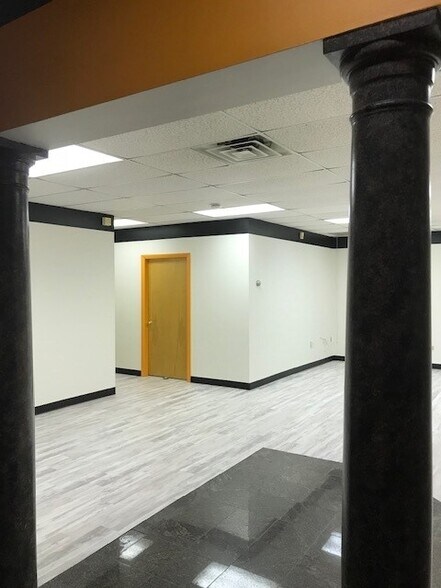 More Photos Of 500-502 Main St, Waltham Storefront Retail Residential For Lease