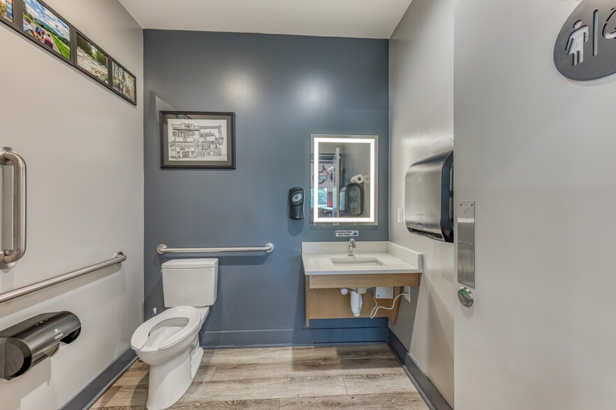 More Photos Of 640 E Maple St, Johnson City Bar For Sale