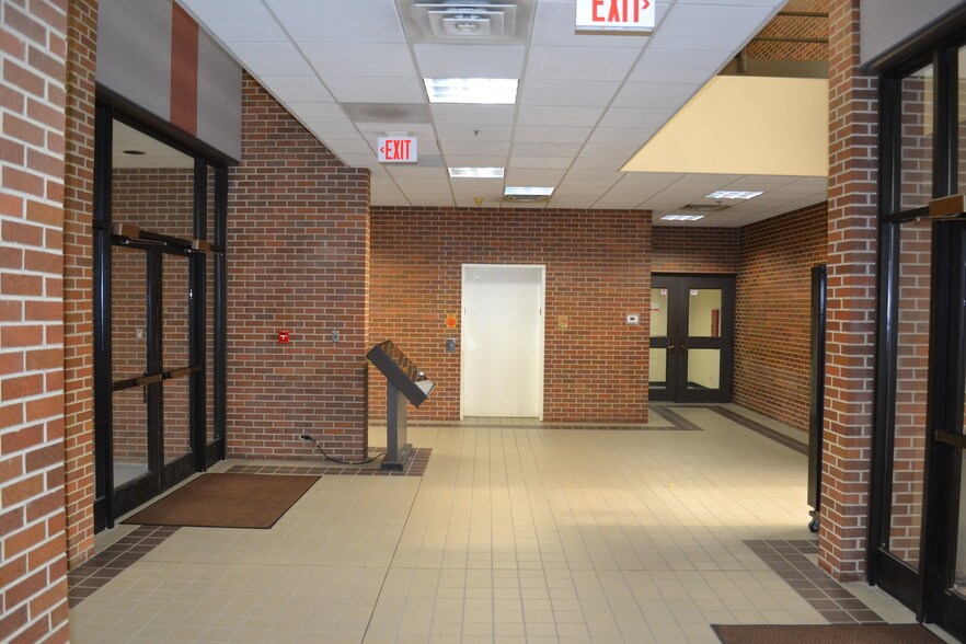 More Photos Of 2400 Big Timber Rd, Elgin Office For Lease