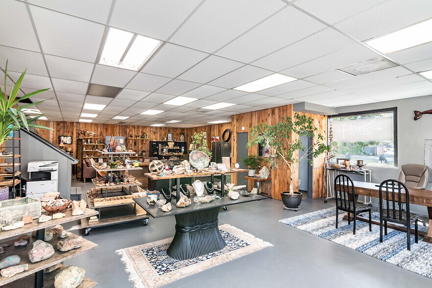 More Photos Of 3110 SE Highway 101, Lincoln City Storefront For Sale