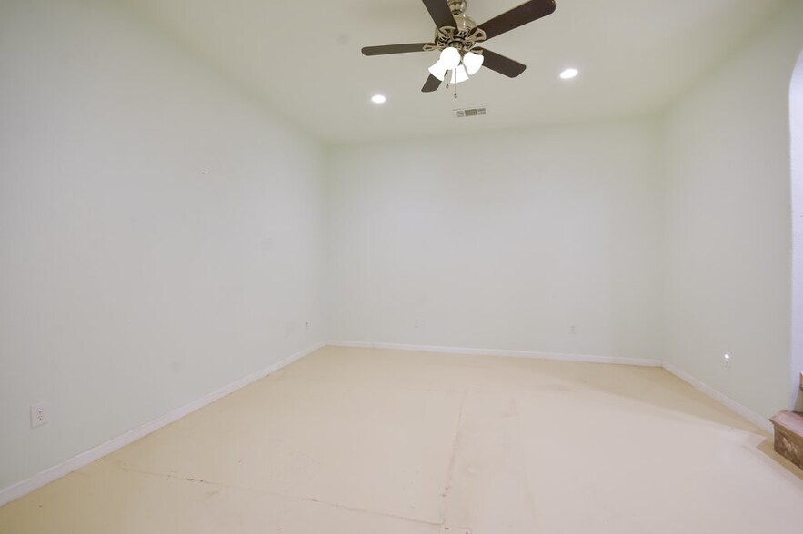 More Photos Of 15014 Iowa St, Austin Office Residential For Sale