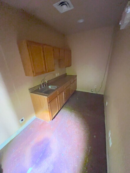 More Photos Of 802-806 Wynan Ct, Anadarko Medical For Sale