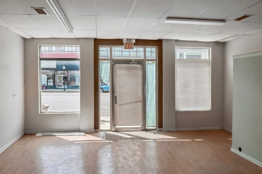 More Photos Of 318 S Summit St, Arkansas City Storefront Retail Office For Sale