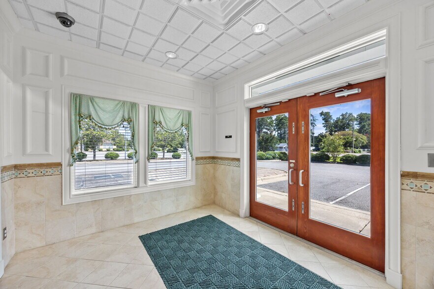 More Photos Of 8468 Caratoke Hwy, Powells Point Bank For Lease