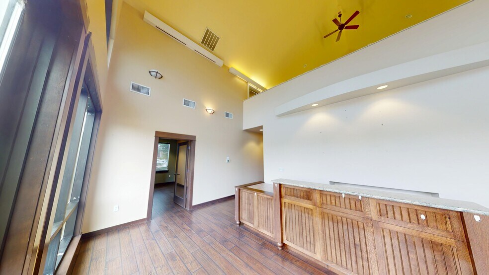 More Photos Of 370 NE Camano Dr, Camano Island Office For Lease