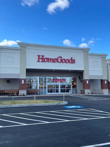 More Photos Of 365-380 Feura Bush Rd, Glenmont Unknown For Lease