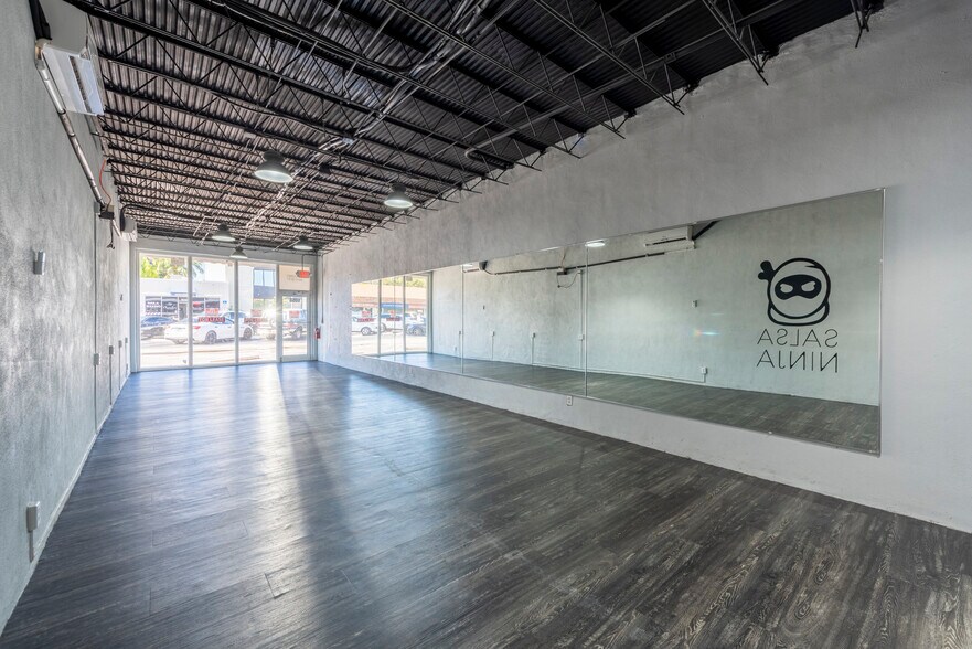More Photos Of 1051-1057 SE 17th St, Fort Lauderdale Storefront Retail Office For Lease