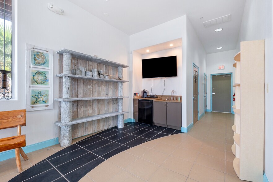 More Photos Of 503A Harbor Blvd, Destin Flex For Lease