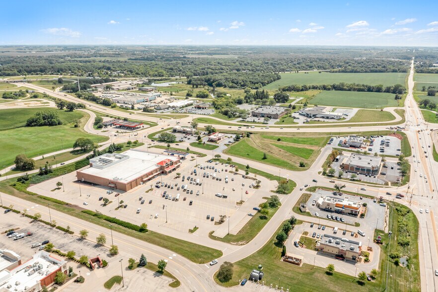 More Photos Of 2206 Barnes Blvd, Rockford Supermarket For Sale