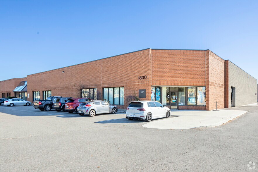 Primary Photo Of 1750 Courtneypark Dr E, Mississauga Showroom For Lease