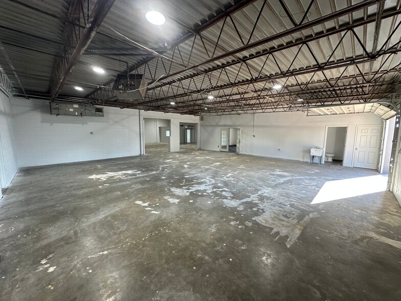 More Photos Of 4651 N 20th St, Ozark Warehouse For Lease