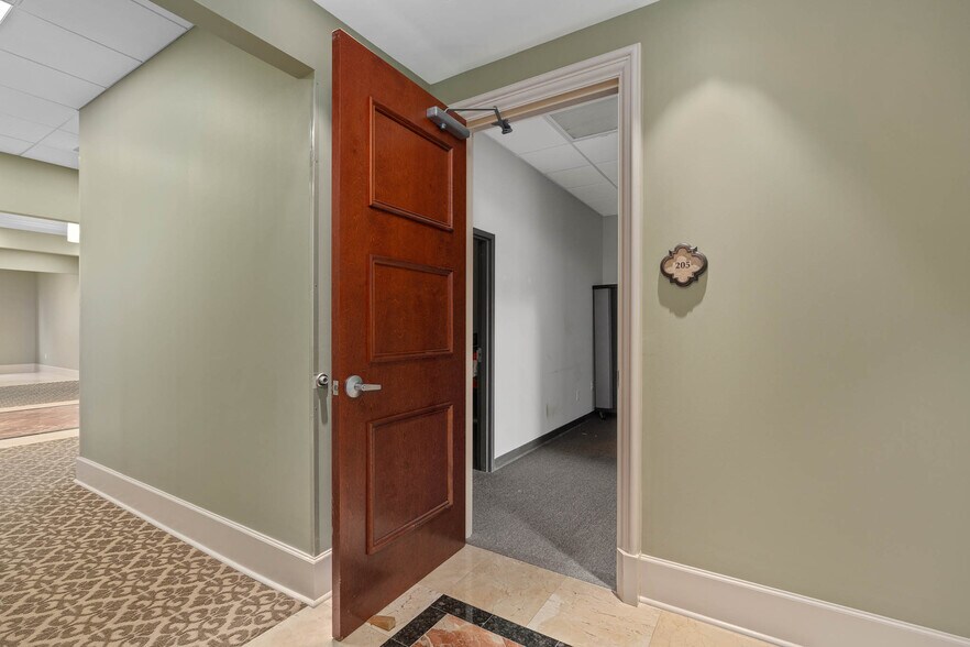 More Photos Of 7065 Westpointe Blvd, Orlando Medical For Sale