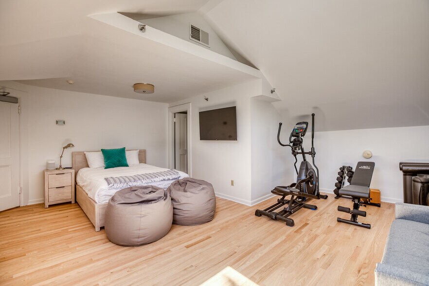 More Photos Of 2 Kemble St, Lenox Hotel For Sale