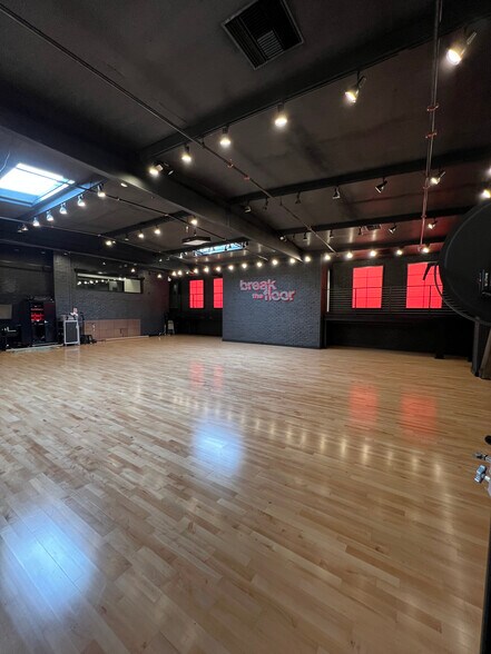 More Photos Of 5437 Satsuma Ave, North Hollywood Warehouse For Lease