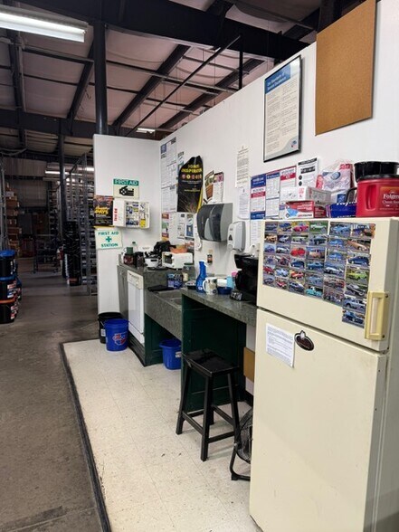 More Photos Of 2500 Plantside Dr, Louisville Auto Repair For Lease