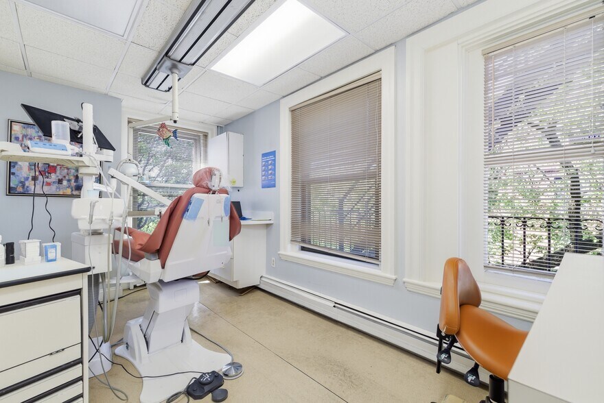 More Photos Of 1051 Beacon St, Brookline Medical For Sale