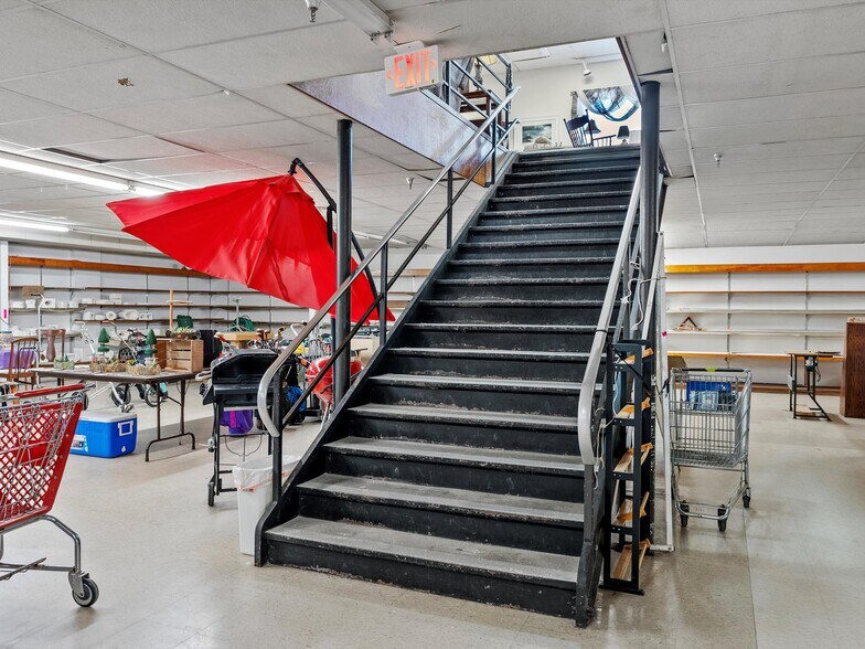 More Photos Of 1816 Washington St, Two Rivers General Retail For Sale