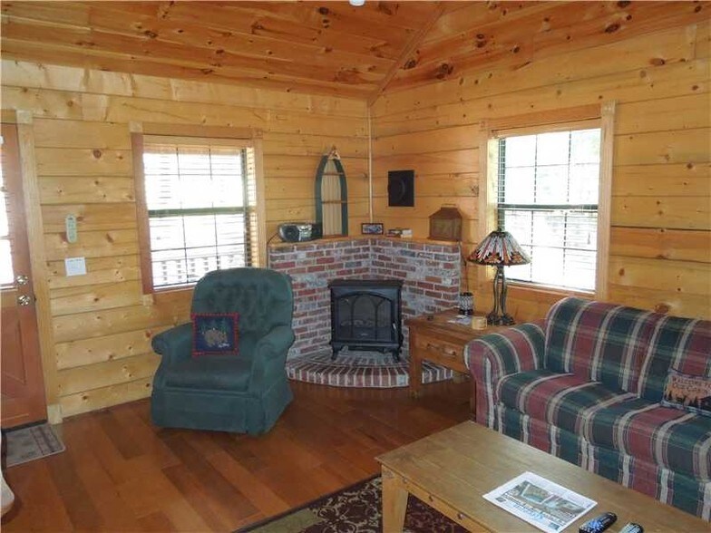 More Photos Of 15695 Highway 187, Eureka Springs Hotel For Sale