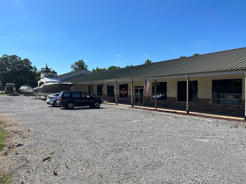 More Photos Of 653 Lakeway Dr, Russell Springs Showroom For Sale