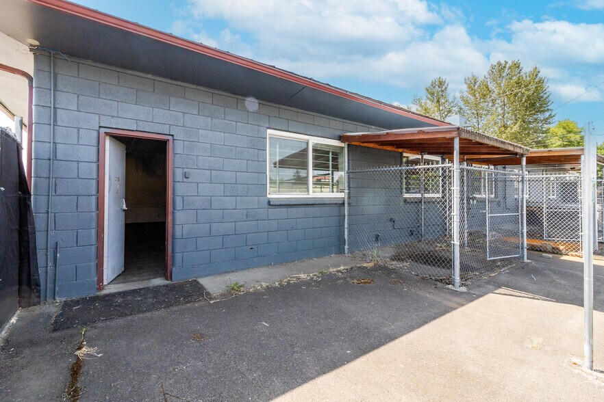 More Photos Of 3215 Meadow Ln, Eugene Manufacturing For Sale