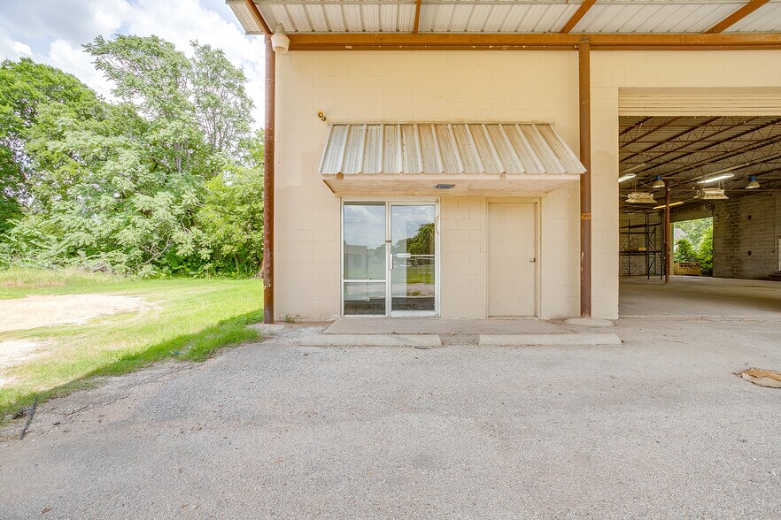 More Photos Of 3808 E 1st St, Fort Worth Light Manufacturing For Lease