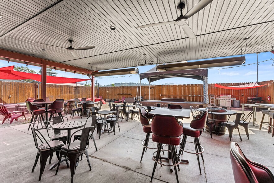 More Photos Of 2039 Redwood Ave, Grants Pass Restaurant For Sale