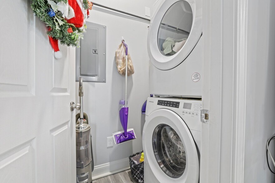 More Photos Of 14 W Depot St, Pataskala Showroom For Sale