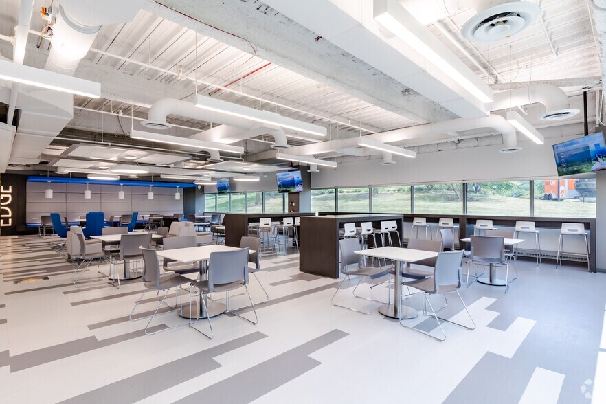 More Photos Of 150 N Martingale Rd, Schaumburg Unknown For Lease